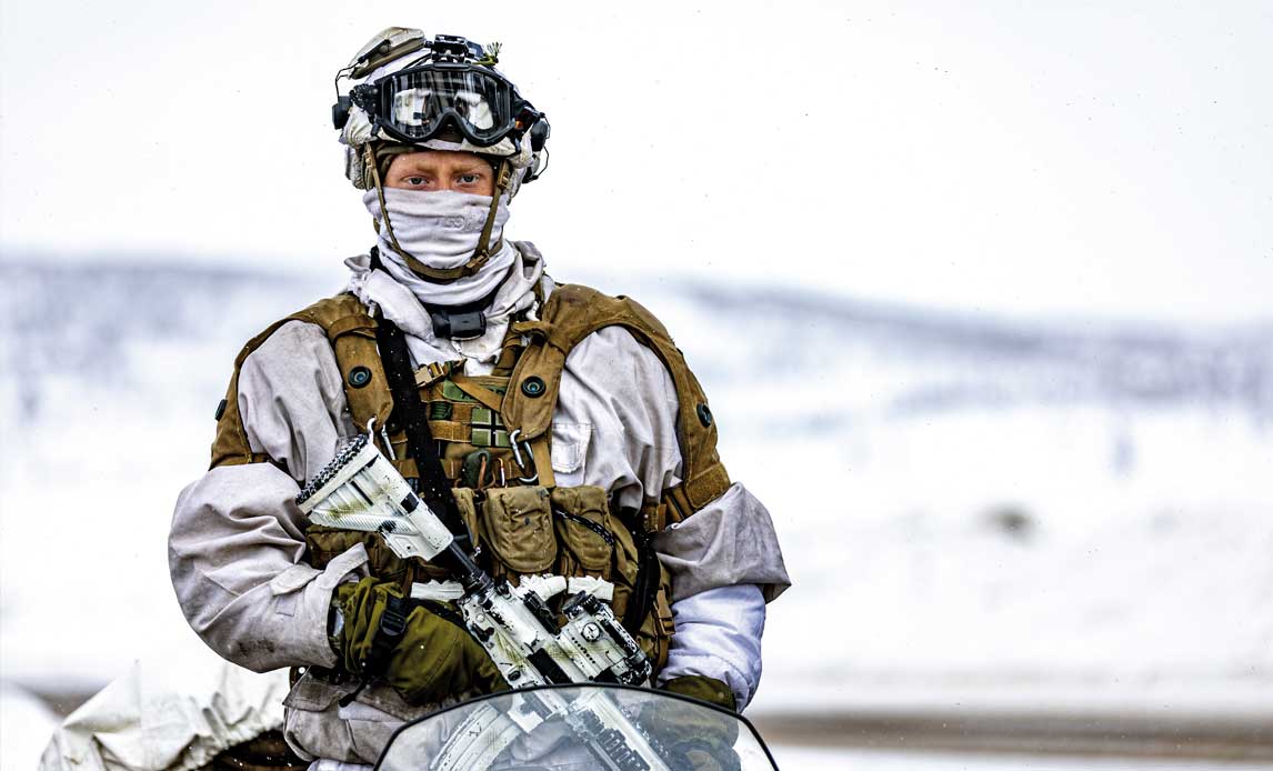En vinterklædt soldat under øvelse i Nordnorge