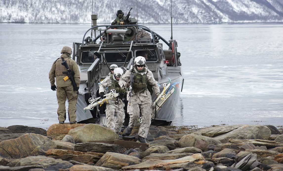 Franske marinesoldater går i land