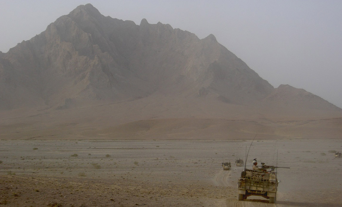 Talebanerne har fulgt efter dem på motorcykler og pickuptrucks det meste af dagen, og danskerne har ikke kunnet skræmme dem bort med varselsskud.