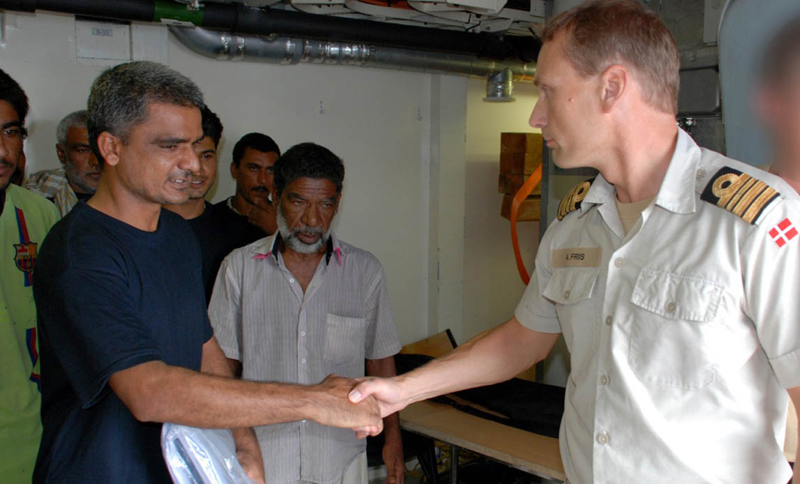 Skibschef Anders Friis tager afsked med de befriede iranske gidsler.