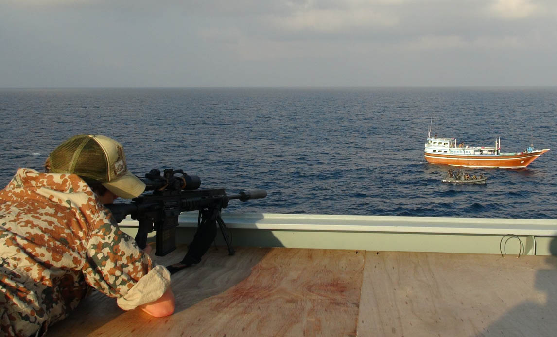 Finskytte fra Frømandskorpset fotograferet under Operation Ocean Shield i 2012.
