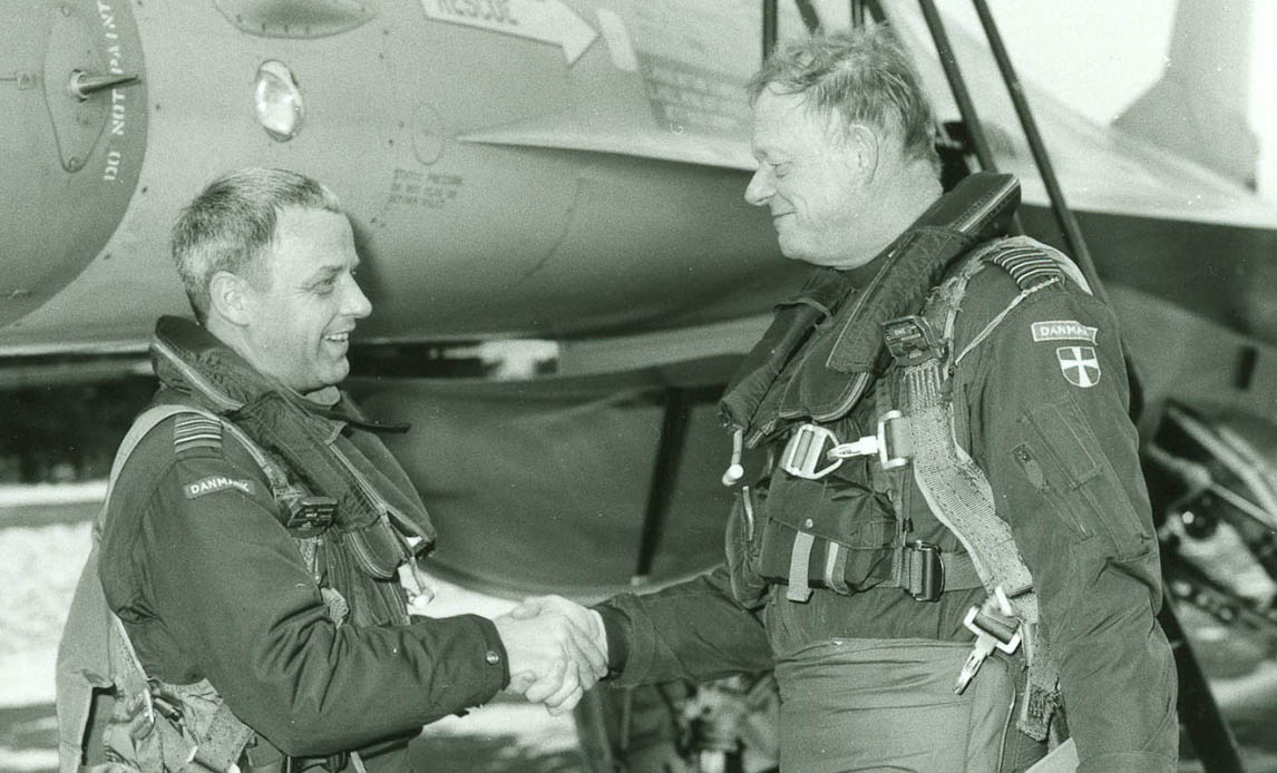 Max Vilhelmsen (tv.), da han i 1986 havde rundet 1.000 flyvetimer i F-16. Inden han stoppede som aktiv pilot i 2006 nåede han op 4.000 timer. ”Jeg har stræbt efter en flad karriere, fordi jeg var i Forsvaret for at flyve flyvemaskiner,” siger Max Vilhelmsen om sin tid i Forsvaret.