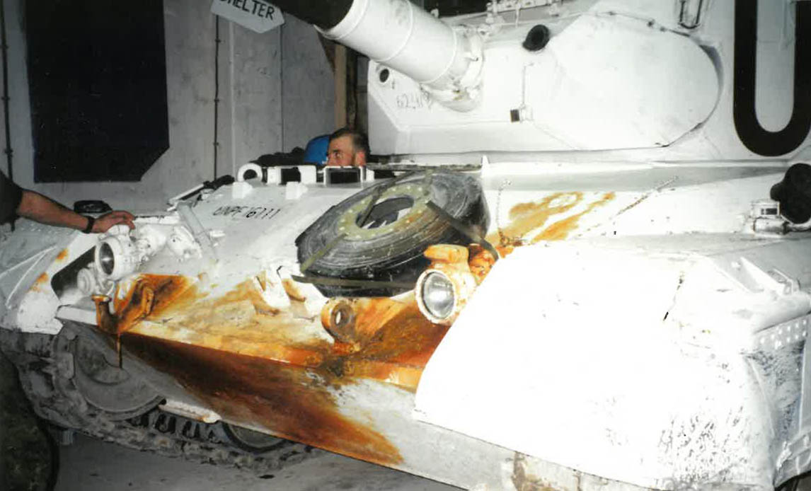 Lises Leopard 1A5-kampvogn efter kampen. Den brunlige plamage er fra fosforgranaten, der har ramt kampvognen.