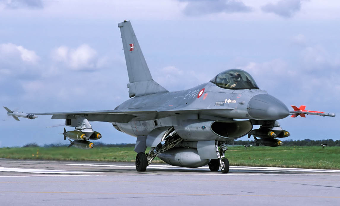 F-16-kampfly med seks MK82-bomber sat op i to Tripple Ejector Rack på samme måde, som da major Max Vilhelmsen 30. maj 1999 angreb et mål i det nordlige Kosovo.