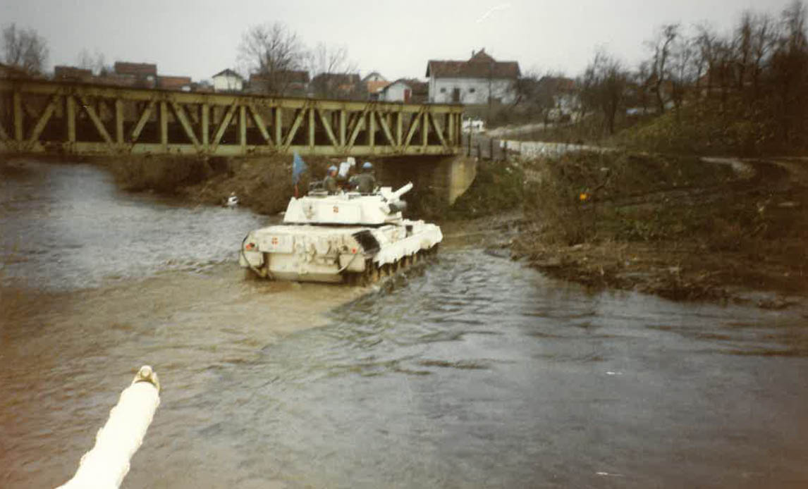 Kampvognsdelingen passerer et vandløb under en patrulje i det nordiske bataljons ansvarsområde i Bosnien.