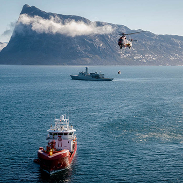 Øvelse med skib og helikopter i Grønland