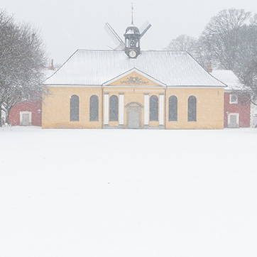 Kastelskirken dækket af sne