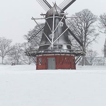 Kastelsmøllen dækket af sne