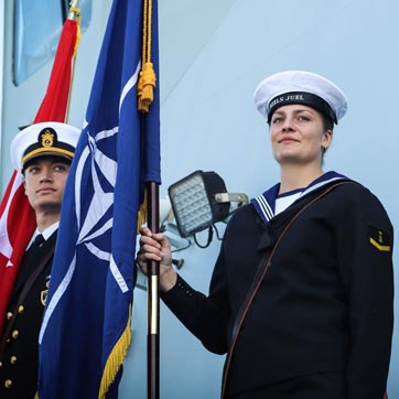 Efter en flot overdragelsesceremoni skifter førertrøjen med Standing NATO Maritime Groupe One (SNMG1). Det er nu Flotilleadmiral Carsten Fjord-Larsen og flagskibet Esbern Snare, der står i spidsten det næste halve år. SNMG’s formål er at vise en samlet tilstedeværelse og styrke i og omkring NATO’s fokusområder. Foruden det danske flagskib består flådestyrken blandt andet af krigsskibe fra Tyskland, Holland, Spanien, Norge, Canada og Portugal.