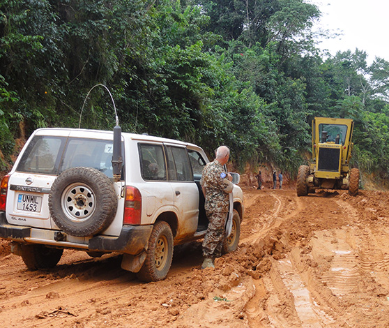 Vejnettet i Liberia bliver omdannet til et mudret søle i regntiden. Her venter en dansk FN-observatør på at vejen bliver køreklar.