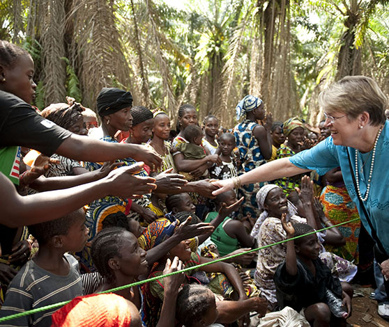Ellen Margrethe Løj hilser på flygtninge fra nabolandet Elfenbenskysten i 2011. Situationen i Elfenbenskysten blev ustabil efter at taberen af valget i 2010, Laurent Gbagbo, nægtede at forlade præsidentposten og måtte tvinges til at gå af franske tropper og FN-soldater. Foto: Un Photo/E. Tobey