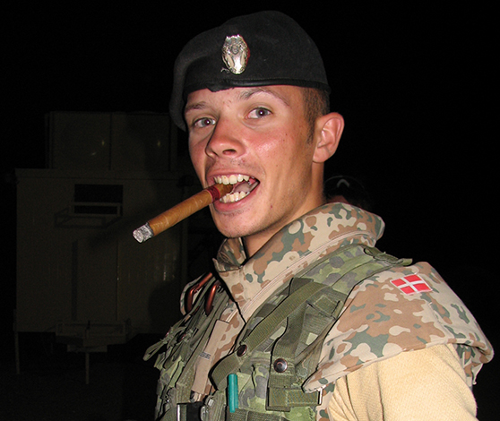 Danske soldat på Irak hold 9 fejrer exit fra missionen med en cigar.