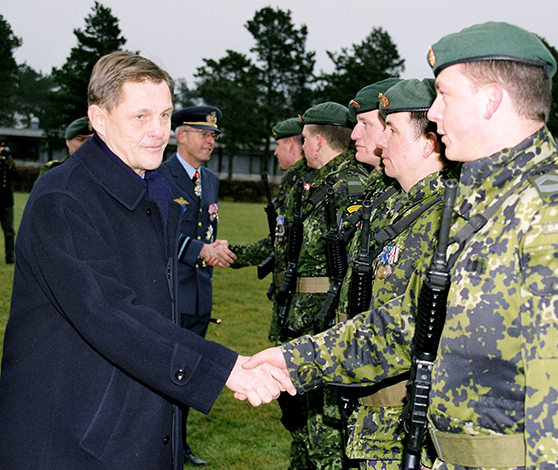 overtagelse af operationerne i Afghanistan.


Afsendelsesparade for det første danske ISAF hold i 2002. Forsvarsminister Svend Aage Jensby tager afsked med soldaterne. Foto: Forsvarsgalleriet.