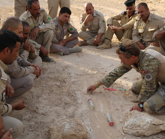 Dansk soldat underviser irakiske betjente i forhold overfor improviserede sprængladninger (IED).