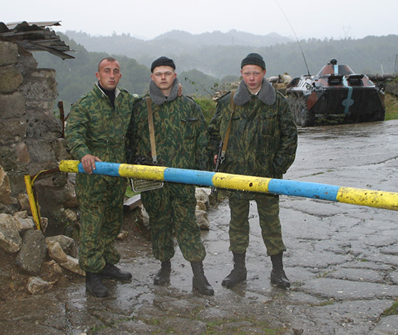 Russisk checkpoint 2003. Den fredsbevarende styrke i UNOMIGs område bestod af russiske soldater.
