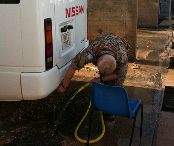 En af Jesper Ellehauges opgaver var, at vedligeholde køretøjer. Det skete typisk om morgenen, inden han skulle ud og transportere soldater.