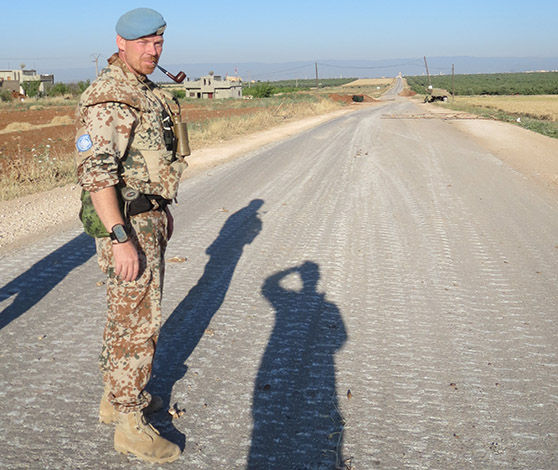 En vej med spor fra bæltekøretøjer. Et godt bevis på tilstedeværelsen af tunge våben.