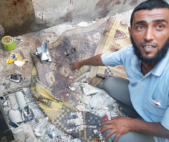 Når Peter dahl undersøgte påståede massakrer, var ligene efter muslimsk skik allerede begravet, men der var stadig blodspor rundt omkring i bygningerne.