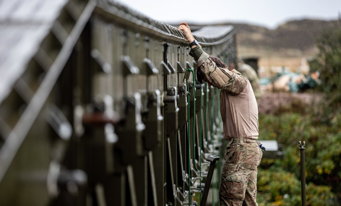 soldat ved bæltekøretøj