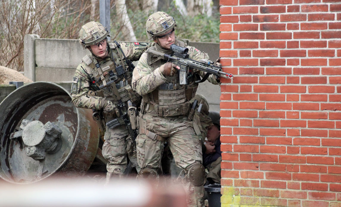 Husarer fra I Panserinfanteribataljon sikrer et såret moment under en  øvelse.