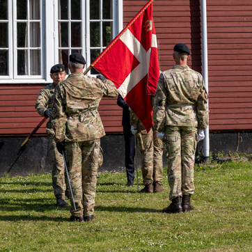 overdragelse af fane og kommando ved bornholms regiment i juni 2025