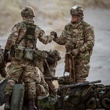 Konstabelelever på stranden på øvelse