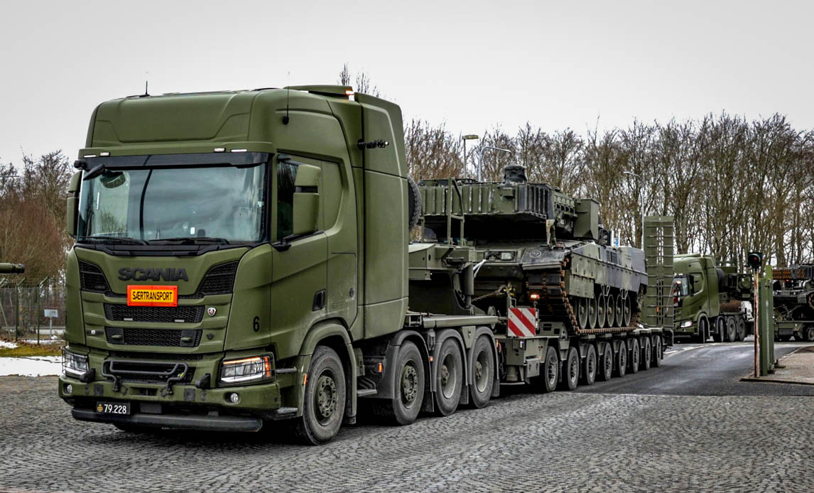 Sværtransport kommer hjem med Leoparder.