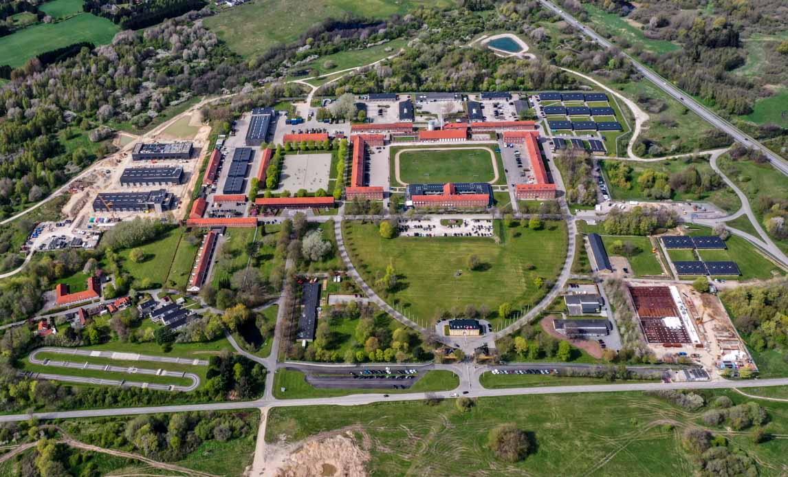 garderkasernen i høvelte set fra luften