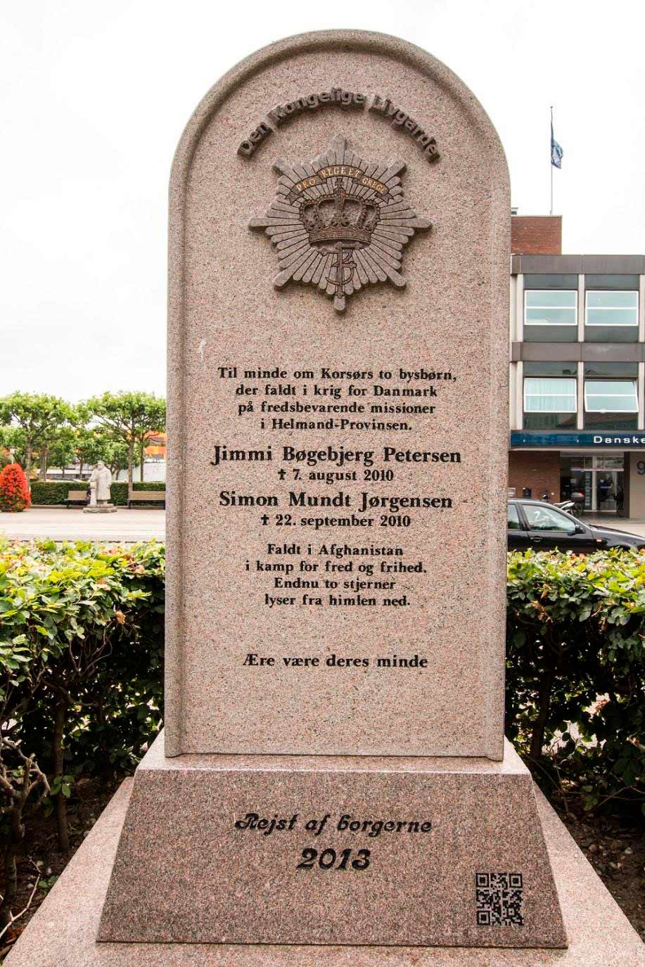 Mindesten i Korsør for Jimmy Bøgebjerg Petersen og Simon Mundt Jørgensen. Mindestenens placering:
Korsør Rådhuspark, Caspar Brands Pl. 10, 4220 Korsør