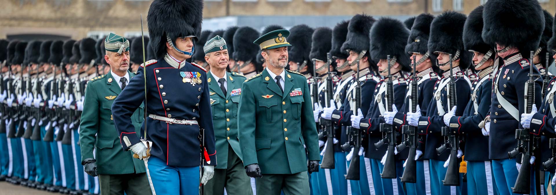 Hans Majestæt Kong Frederik d. X inspicerer Vagtkompagniet under Urparaden i marts 2024.