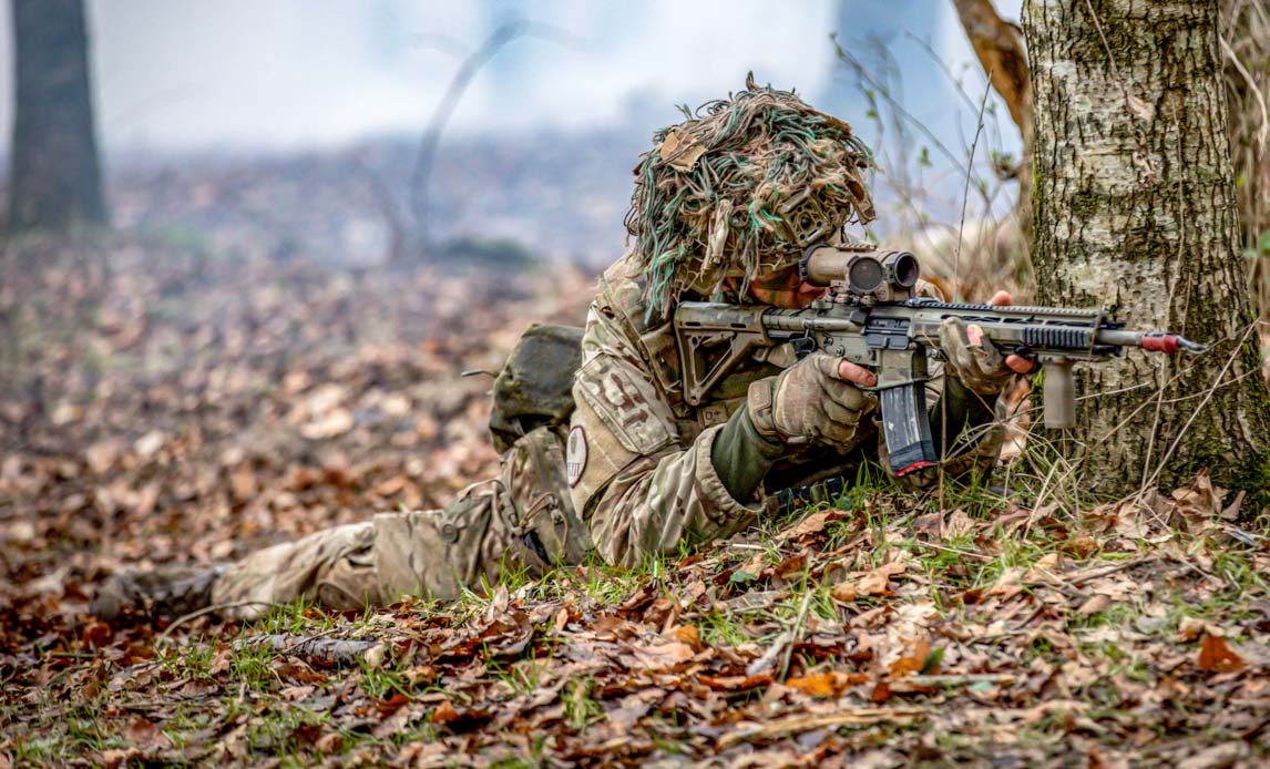 Soldat fra Slesvigske Fodregiment under øvelse.