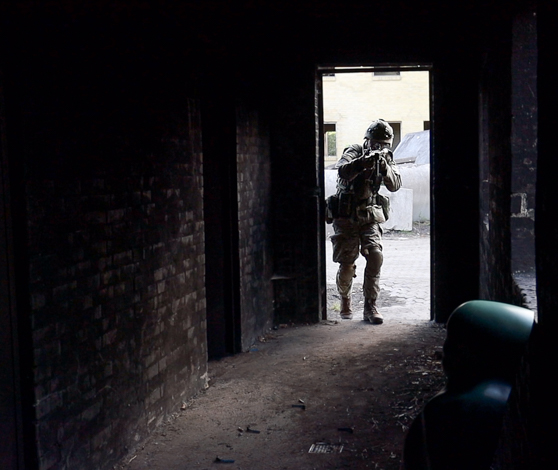 Infanterist fra Slegsviske Fodregiment træner bykamp.