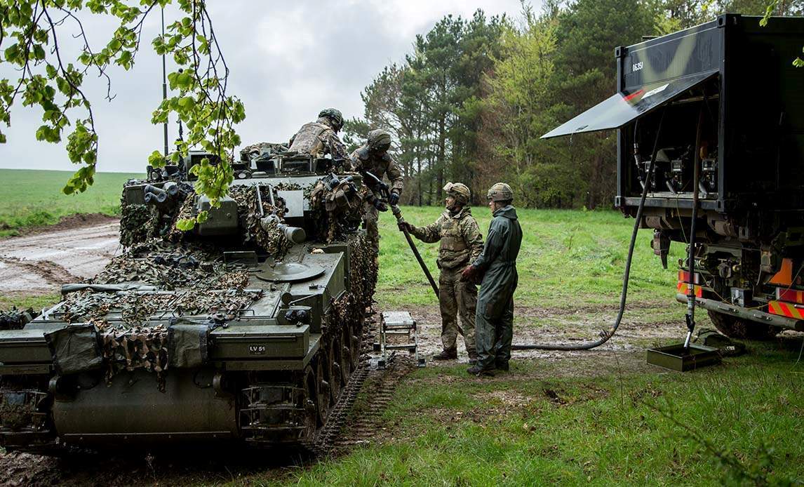 Genforsyningstjeneste på øvelse Joint Warrior i maj 2018.
Et britisk FV107 Scimitar infanterikampkøretøj får tanket brændstof.