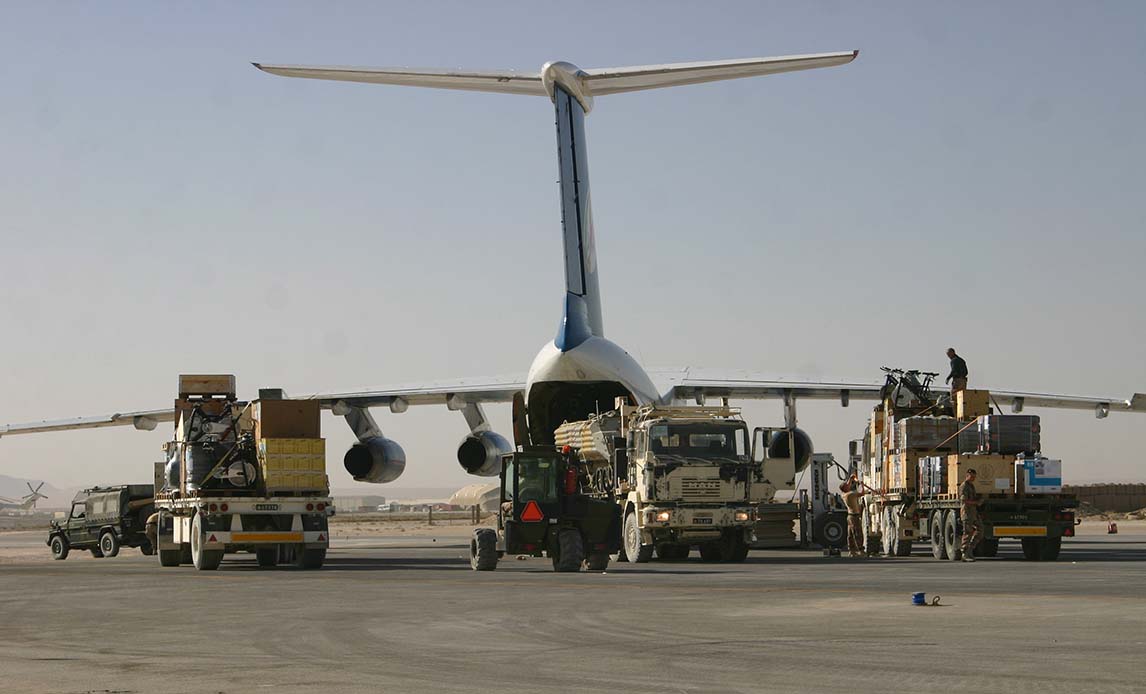 Nationale Støtteelementer sørger for logistisk og administrativ støtte til de danske soldater og enheder udsendt i internationale missioner.
Her er det NSE soldater i Afghanistan 2008, der tømmer et stort fragtfly med forsyninger til ISAF missionen