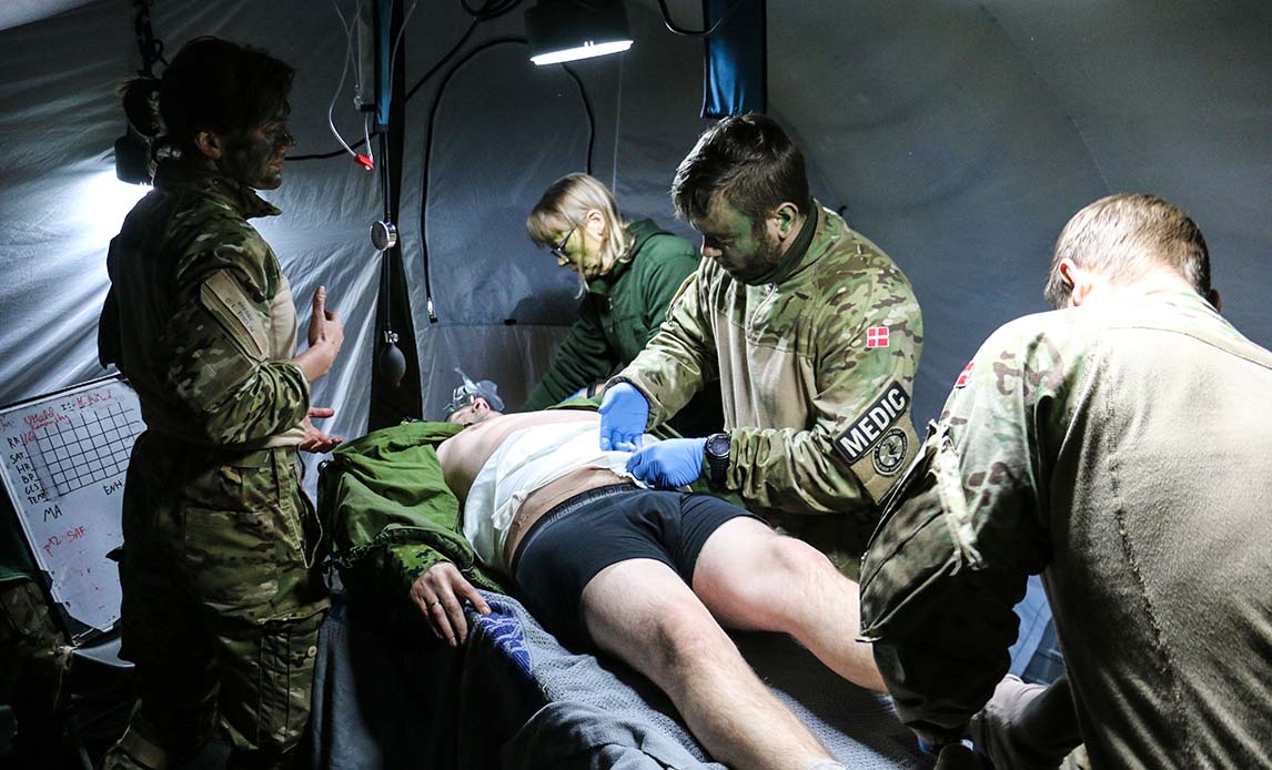 Sanitetskompagniet på øvelse i februar 2019.
Tjenesten på forbindepladsen bestrides af læger, sygeplejersker og behandlespecialister (MEDICs).