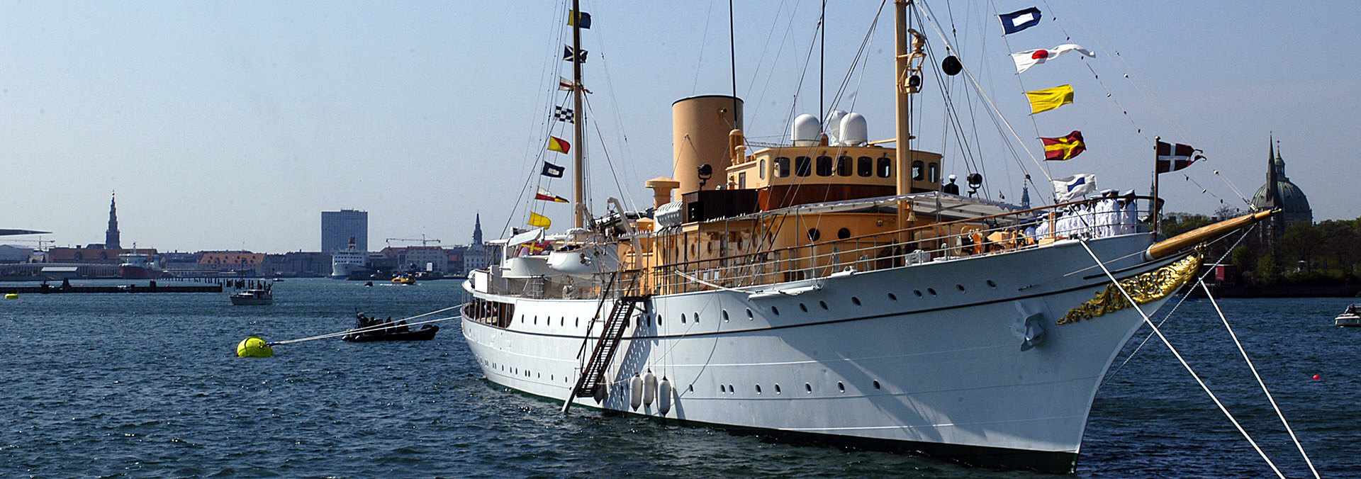 Dannebrog ud for Nyholm