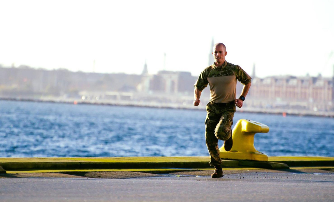 Soldat løbetræner langs kajen