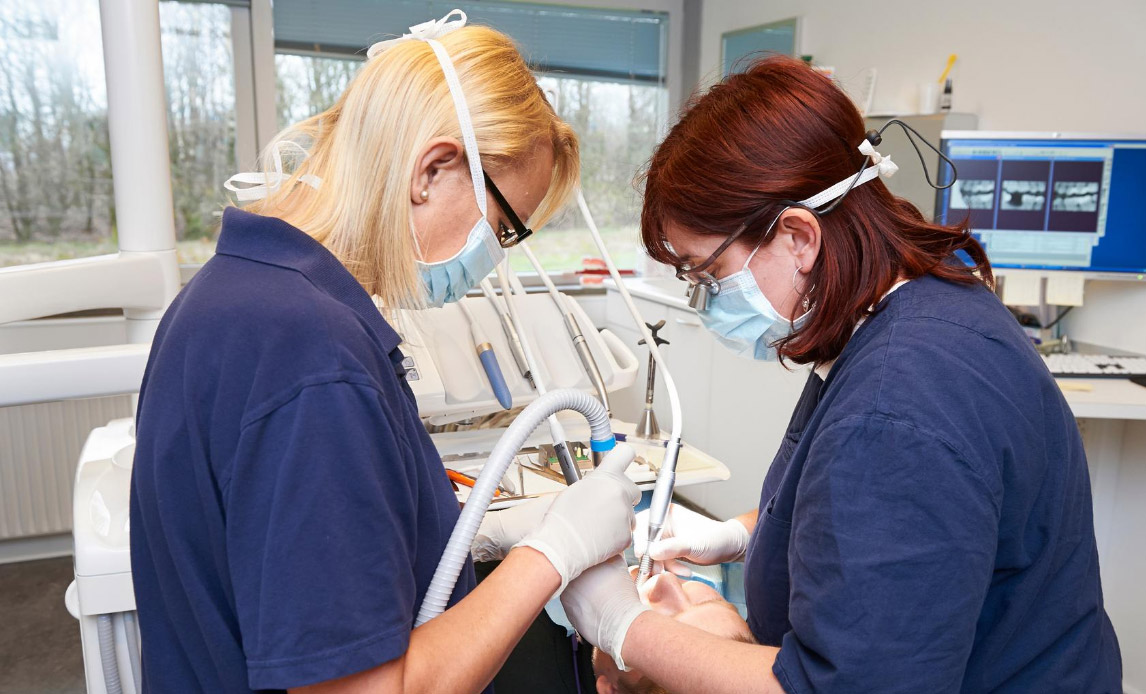 To tandlæger fra Forsvaret på arbejde i klinikken