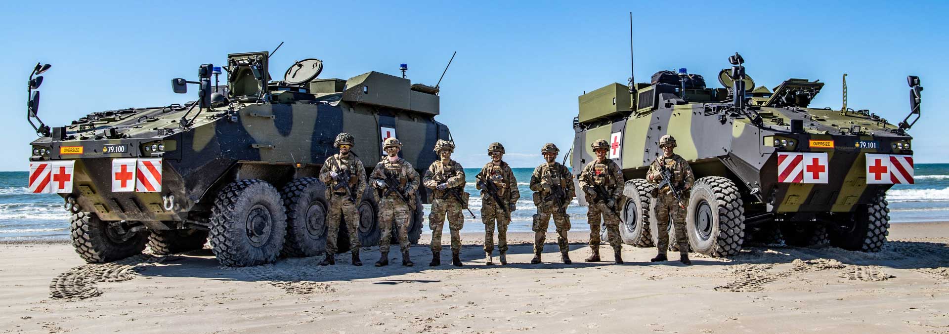 Medics poserer foran Piranha 5 ambulance