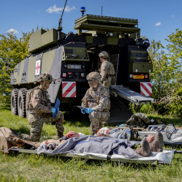 Sanitetssoldater behandler såret soldat