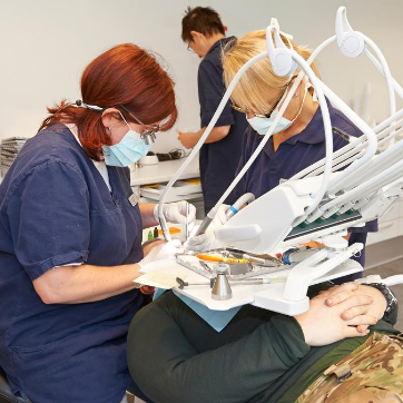 Tandlæge udføre undersøgelse på soldat