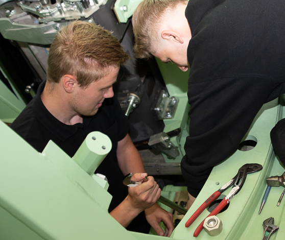 To automatikteknikerlærlinge laver vedligehold på kanon