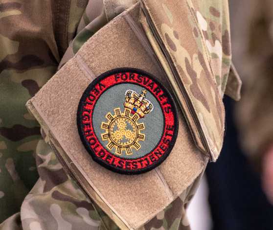 To automatikteknikerlærlinge laver vedligehold på kanon