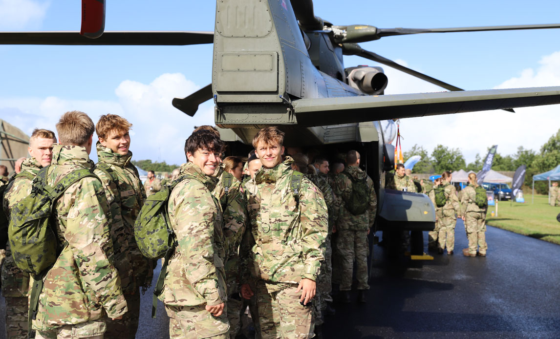 Værnepligtige foran et fly på Skrydstrup