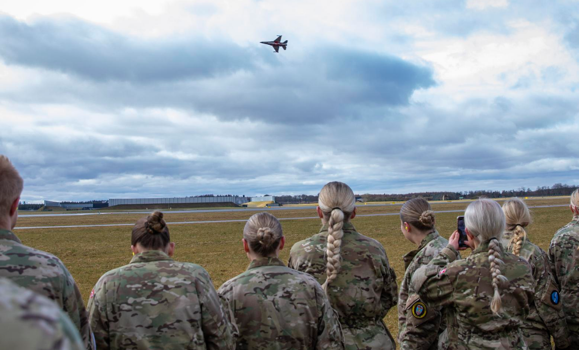 Værnepligtige overværer en overflyvning af F-16 på Flyvestation Skrydstrup.