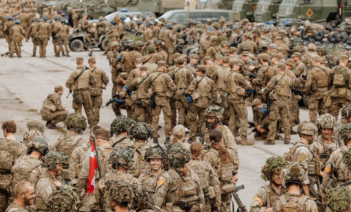 Danske, lettiske og canadiske soldater samles efter enden af deres deltagelse i Namajs-øvelsen.