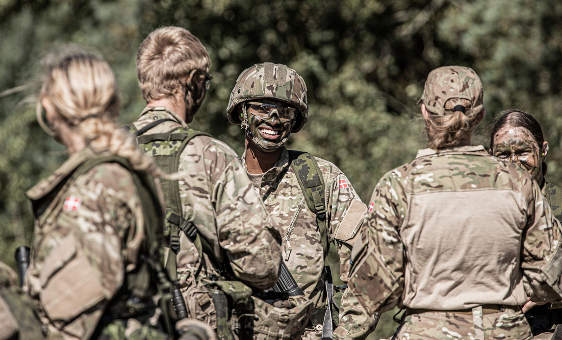 Værnepligtige i Flyvevåbnet gennemgår handlebane i Karup. I fokus af billedet er en smilende værnepligtig med sløring og hjelm