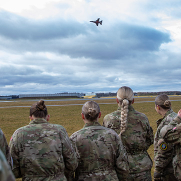 Værnepligtige overværer F16-show på karrieredagen