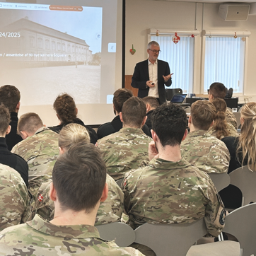 Jeppe Søndergaard Pedersen holder oplæg foran en række soldater i kantinen i Personelkommandoen