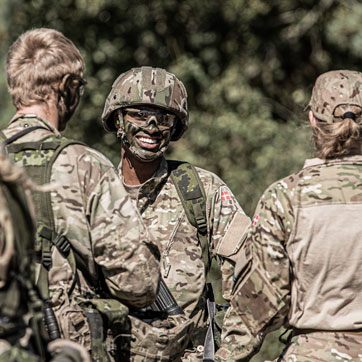 Værnepligtige i Flyvevåbnet gennemgår handlebane i Karup. I fokus af billedet er en smilende værnepligtig med sløring og hjelm